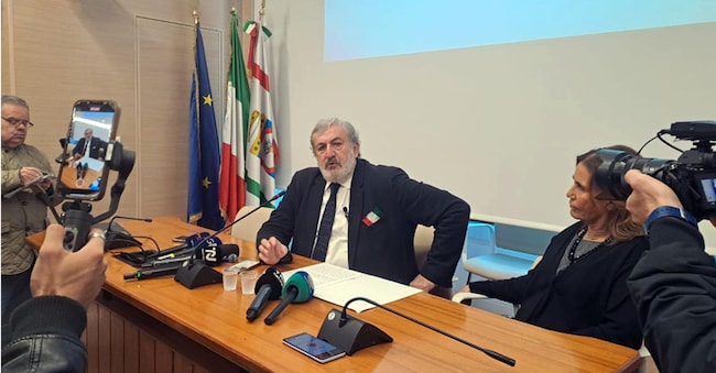 Il presidente della Regione Puglia, Michele Emiliano, con il tricolore nel taschino alla conferenza stampa sull'autonomia, Bari, 15 novembre 2024.
ANSA/ PAOLA LAFORGIA