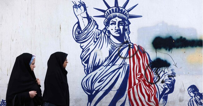 Donne iraniane davanti all’ex ambasciata americana a Teheran