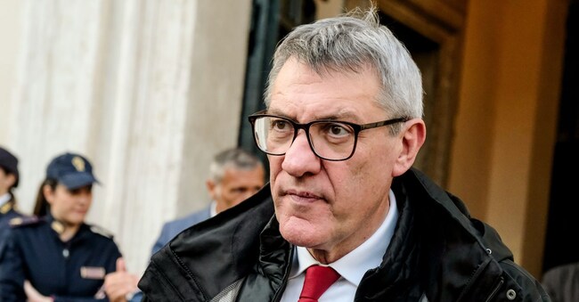 Il segretario CGIL Maurizio Landini in occasione dell’incontro del Governo con sindacati per l’esame della legge finanziaria 2025. Palazzo Chigi a Roma, Lunedì 11 Novembre 2024 (foto Mauro Scrobogna / LaPresse)
CGIL secretary Maurizio Landini on the occasion of the meeting of the Government with the unions for the examination of the 2025 financial law. Palazzo Chigi in Rome, Monday November 11 2024. (Photo by Mauro Scrobogna / LaPresse)