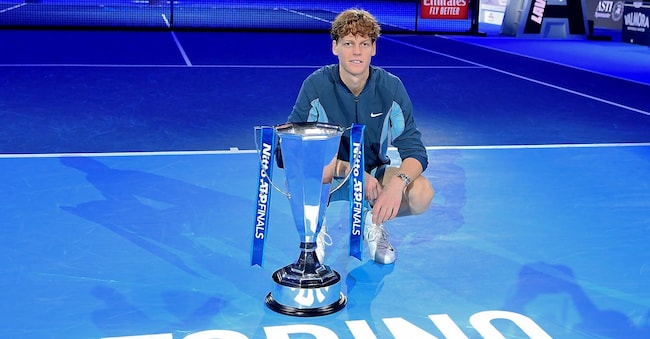 Jannik Sinner con il trofeo delle Atp Finals di tennis  ANSA/ALESSANDRO DI MARCO