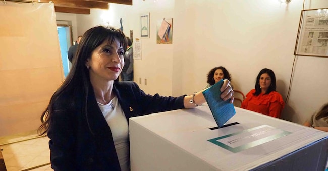 Stefania Proietti, la candidata presidente in Umbria per il centrosinistra, vota ad Assisi con la Costituzione in mano, 17 novembre 2024.  ANSA/ RICCARDO GASPERINI