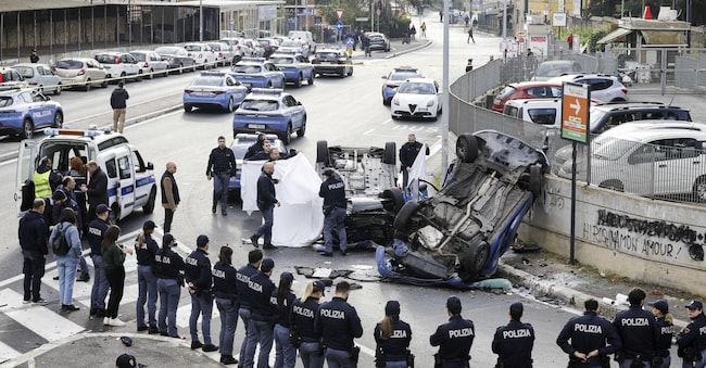 Incidente tra due volanti della polizia nel quartiere Monte Mario, in via dei Monfortani, Roma, 18 novembre 2024. Un poliziotto di 32 anni è morto e altri due colleghi sono rimasti feriti. Dalle prime informazioni sembra si tratti dei due conducenti delle volanti: una donna trasportata al San Camillo e un uomo all'ospedale Santo Spirito (ANSA/Massimo Percossi)