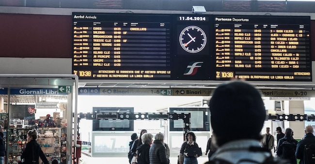 Lo sciopero dei treni. Disagi per chi si muove con i mezzi pubblici, a Torino, a causa dello sciopero dei trasporti l'11 aprile 2024. ANSA/JESSICA PASQUALON
