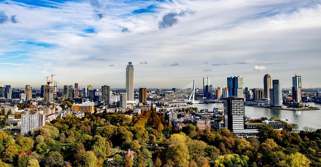 Lo skyline di Rotterdam con i nuovi edifici De Zalmhalven, Kop van Zuid e l’Erasmusburg. Rotterdam è una città portuale nella parte occidentale dei Paesi Bassi, nella provincia dell’Olanda Meridionale. Con 588.490 abitanti è la seconda città dei Paesi Bassi in termini di popolazione, dopo Amsterdam. (Robin Utrecht)