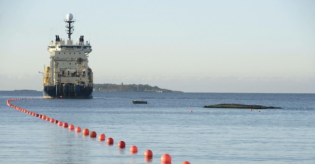 Foto scattata il 12 ottobre 2015 mostra il cavo sottomarino per telecomunicazioni C-Lion1 che viene posato sul fondo del Mar Baltico dalla nave posacavi “Ile de Brehat” al largo di Helsinki, in Finlandia (Photo by Heikki Saukkomaa / Lehtikuva / AFP) / Finland OUT