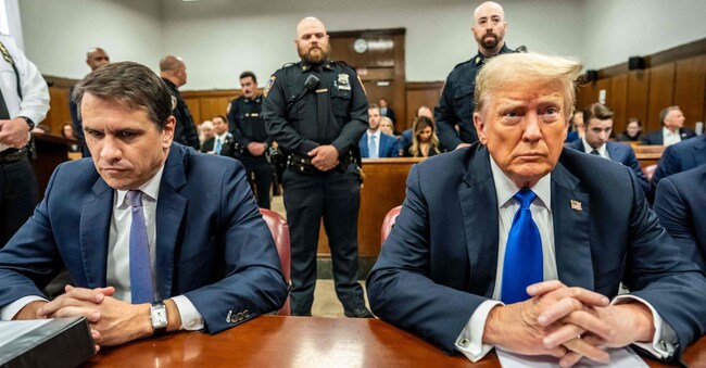 Donald Trump, in aula affiancato dal suo avvocato, durante una fase del processo a New York