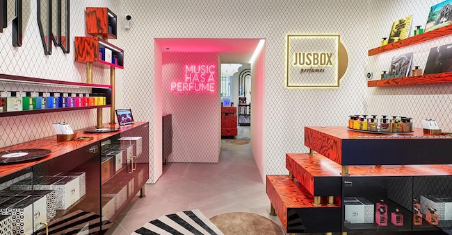 Interno nel negozio di Jusbox Perfumes in Via della Spiga 1 Milano