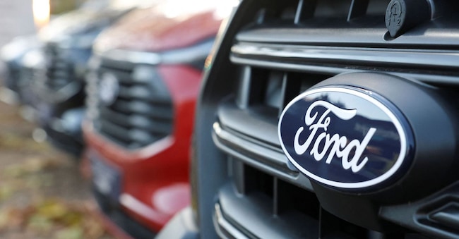 Il logo Ford in un concessionario a Londra. REUTERS/Mina Kim