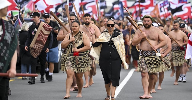 I Maori camminano per le strade di Wellington, in Nuova Zelanda. (AP Photo/Mark Tantrum) 