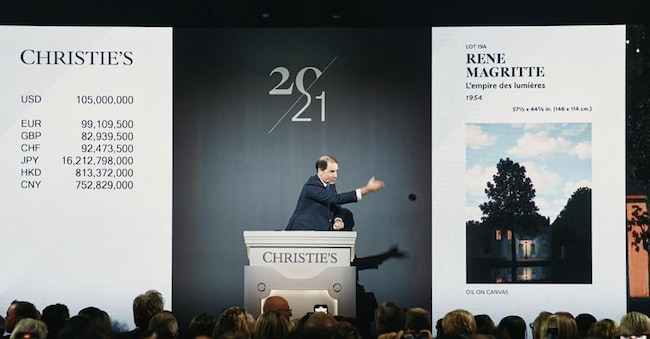Adrien Meyer, responsabile globale delle vendite private di Christie’s e co-responsabile dell’arte impressionista e moderna, vende il lotto più importante della serata, L’empire des lumières di René Magritte, per $ 121.160.000. (Christie’s)