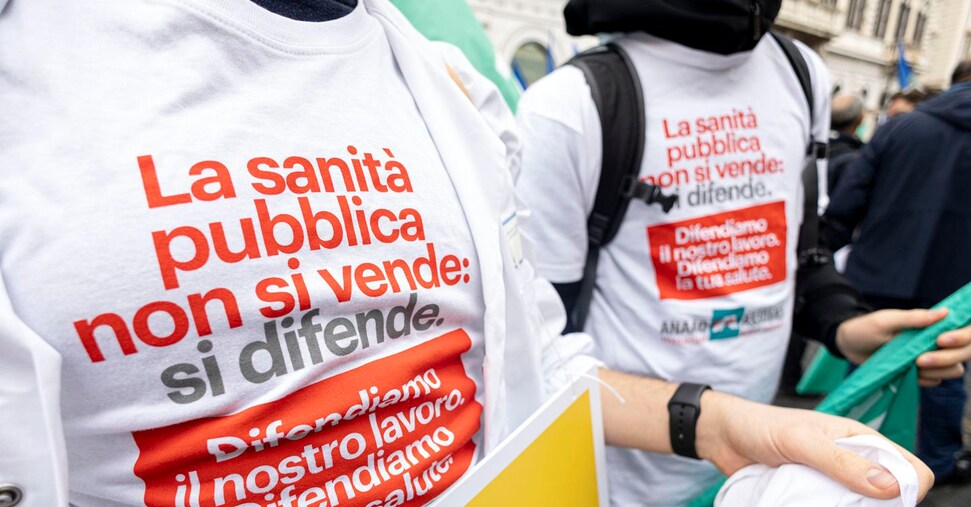 Medici e infermieri sul piede di guerra, «pronti alla dimissioni di massa»