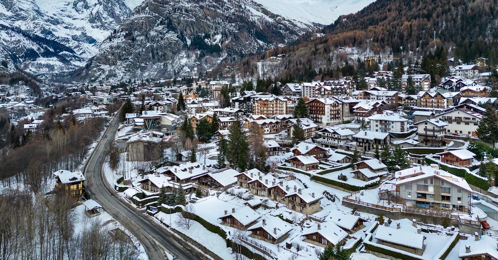 Prima neve da Aosta al Veneto. Nel weekend aprono gli impianti sciistici a Madonna di Campiglio Prima neve da Aosta al Veneto. Nel weekend aprono gli impianti sciistici a Madonna di Campiglio