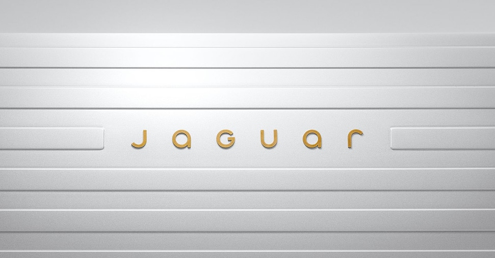 «Vendete Automobili?». A Elon Musk non piace il nuovo logo di Jaguar e parte la polemica