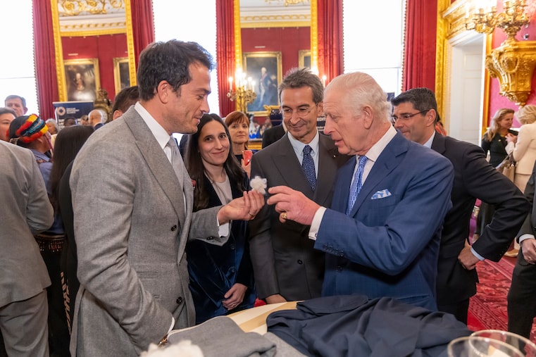Brunello Cucinelli presenta a re Carlo III i primi risultati del suo progetto di economia rigenerativa in Himalaya Brunello Cucinelli presenta a re Carlo III i primi risultati del suo progetto di economia rigenerativa in Himalaya