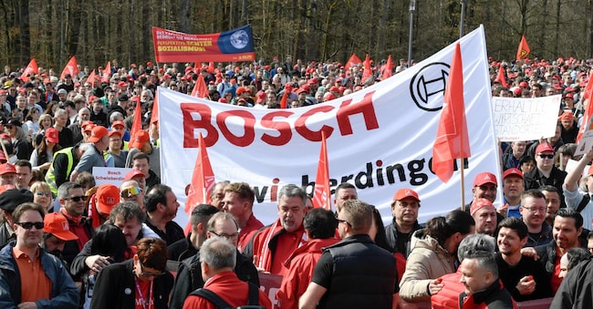 Dipendenti  Bosch protestano contro i piani di taglio di migliaia di posti di lavoro presso la sede centrale dell’azienda a Gerlingen, vicino a Stoccarda. (Foto di THOMAS KIENZLE / AFP)