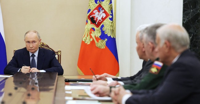  il presidente russo Vladimir Putin incontra i capi militari a Mosca il 22 novembre 2024. Il 22 novembre 2024 il presidente russo Vladimir Putin ha dichiarato che Mosca effettuerà altri test del missile balistico ipersonico Oreshnik in “condizioni di combattimento”, un giorno dopo averne lanciato uno contro l’Ucraina. (Foto di Gavriil GRIGOROV / POOL / AFP)