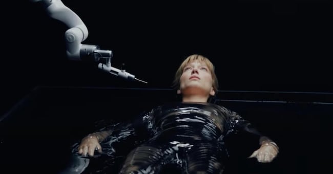 Una scena dal film “The Beast”