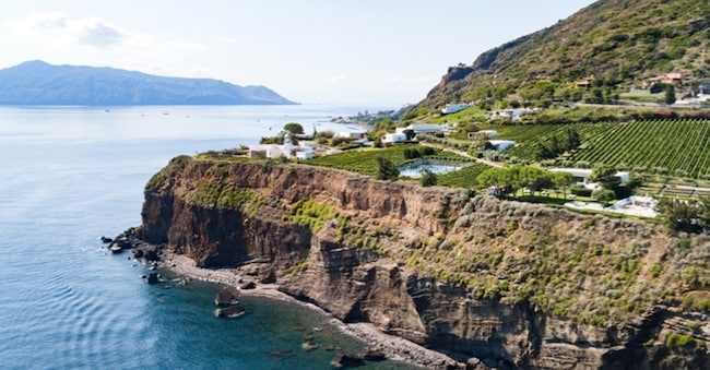 Il resort Capofaro sull’isola di Salina, contornato dai vigneti Tasca d’Almerita