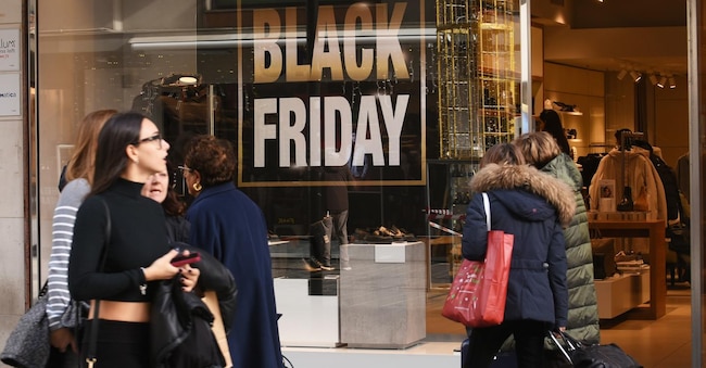 BLACK FRIDAY SCONTO VETRINA OFFERTE GENTE TUTTO PRONTO PER IL BLACK FRIDAY