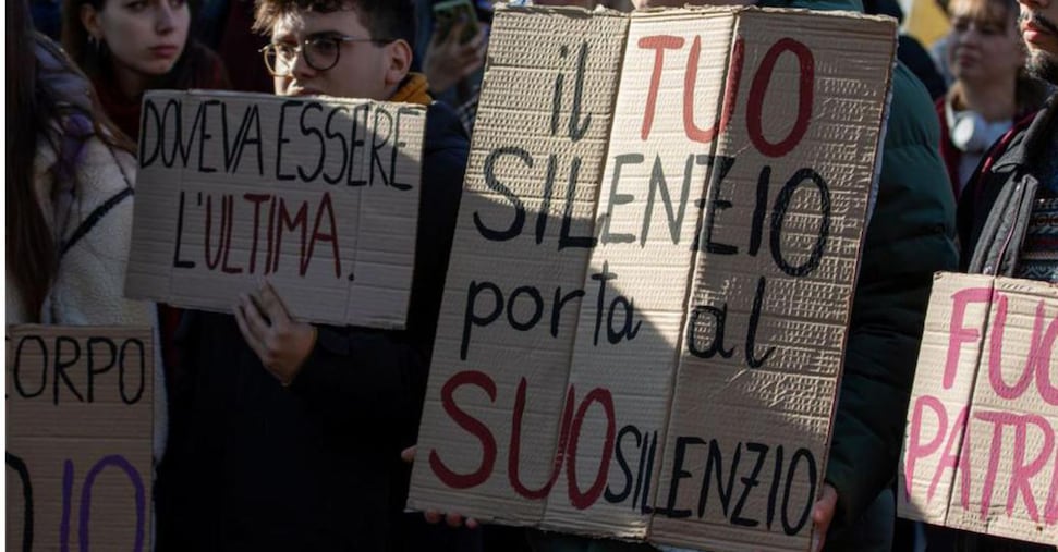 Donne, il corteo a Roma contro la violenza di genere: «Disarmiamo il patriarcato»