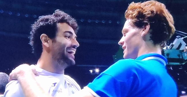 Matteo Berrettini e Jannik Sinner esultano dopo la vittoria di Jannik contro De Minaur: è 2-0 per l’Italia 