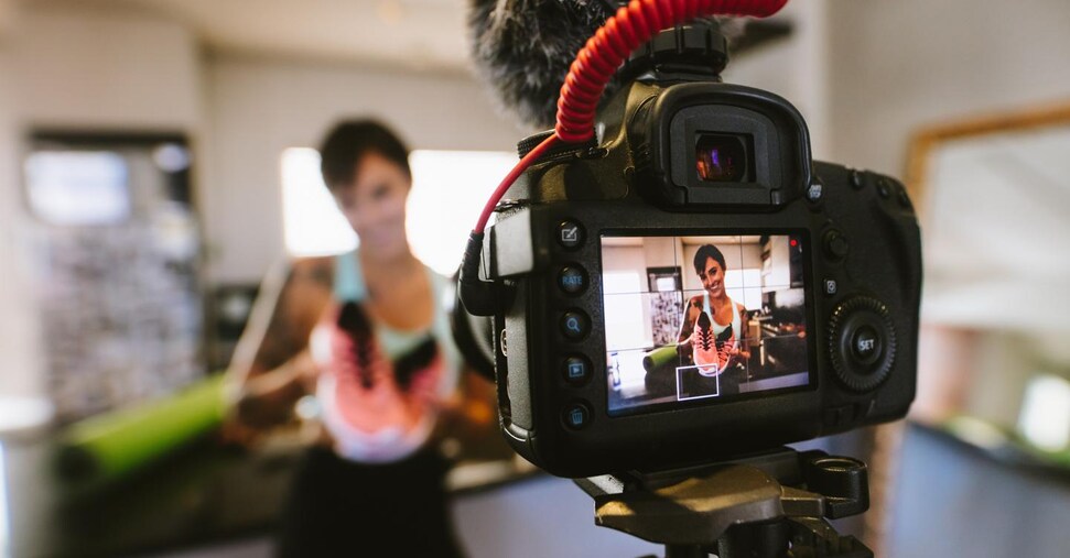 Agcom, per gli influencer in arrivo il registro e paletti sui «filtri»