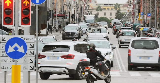 TRAFFICO NEL CENTRO CITTA' AUTO IN CODA CODE FILA FILE AUTOMOBILE AUTOMOBILI