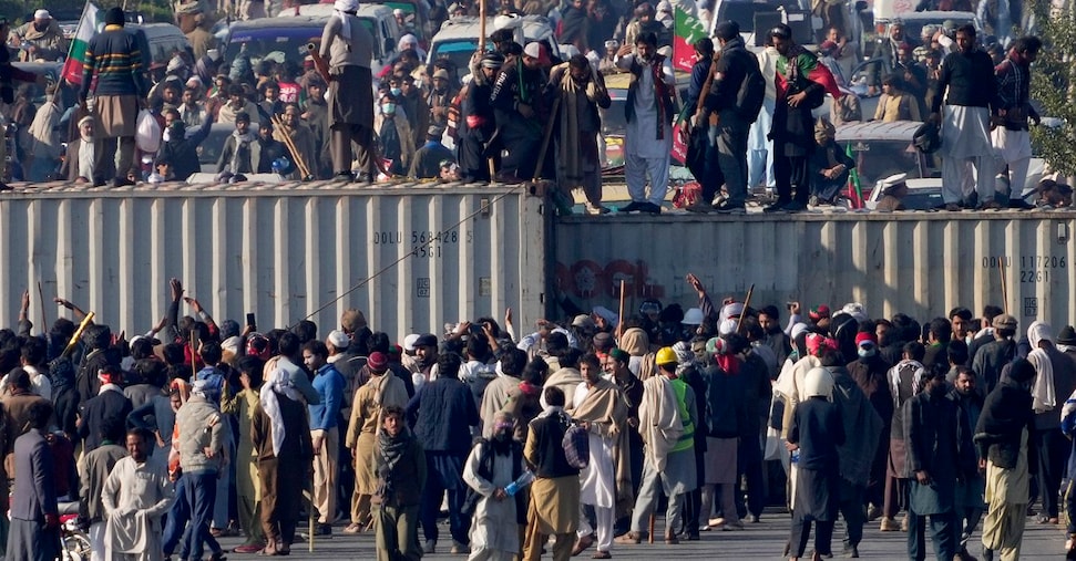 Islamabad, migliaia di manifestanti chiedono la liberazione di Imran Khan