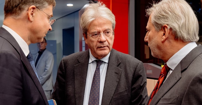 Il commissario Ue per l’economia Paolo Gentiloni, al centro