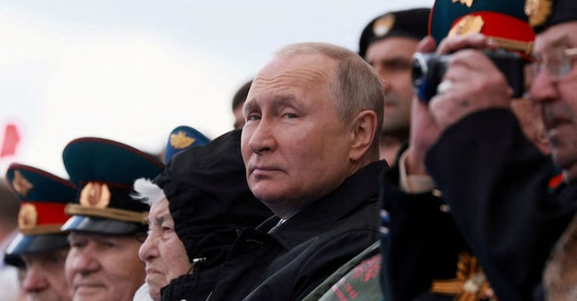Il presidente russo Vladimir Putin assiste a una parata militare in occasione del Giorno della Vittoria, che segna il 77° anniversario della vittoria sulla Germania nazista nella Seconda guerra mondiale, nella Piazza Rossa nel centro di Mosca, il 9 maggio 2022 (REUTERS)