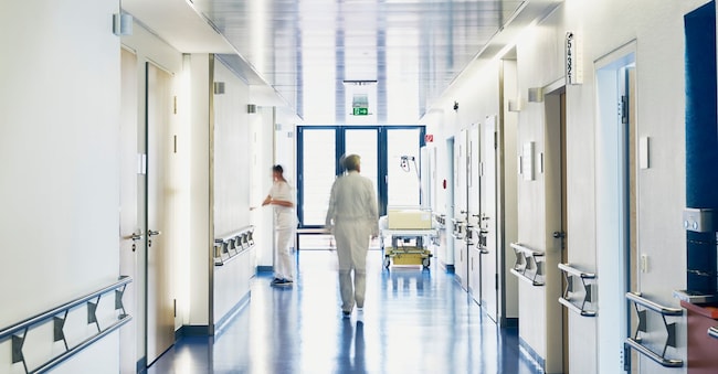 Krankenhaus mit Flur Bett Arzt und Krankenschwester mit Bewegungsunschärfe