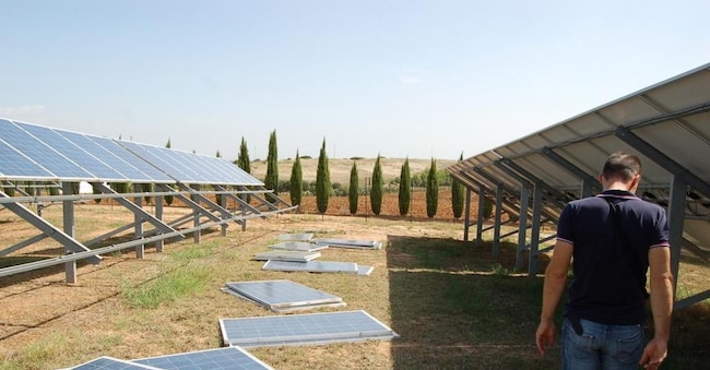 Pannelli fotovoltaici in una immagine di archivio.
ANSA