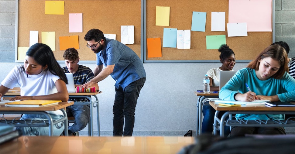 Il reato di caporalato non può essere applicato agli insegnanti
