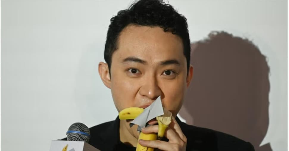 Sun si mangia la banana e pensa di essere un artista