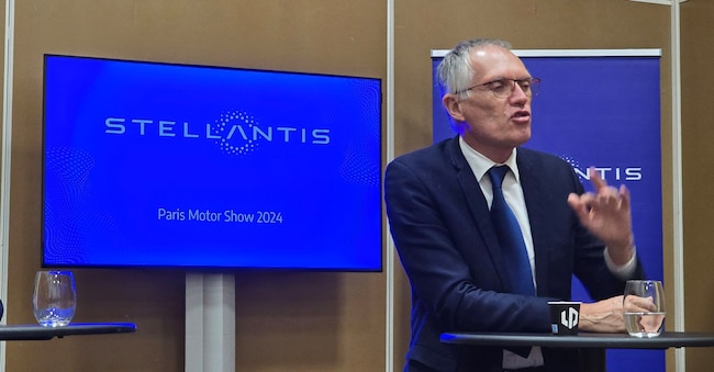 Carlos Tavares, in una conferenza stampa al salone di Parigi
