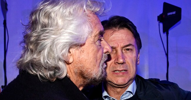 Il fondatore del M5S, Beppe Grillo, con il presidente del movimento Giuseppe Conte all'evento sull'intelligenza artificiale organizzato dal M5S a Roma, 18 novembre 2023.
ANSA/RICCARDO ANTIMIANI
