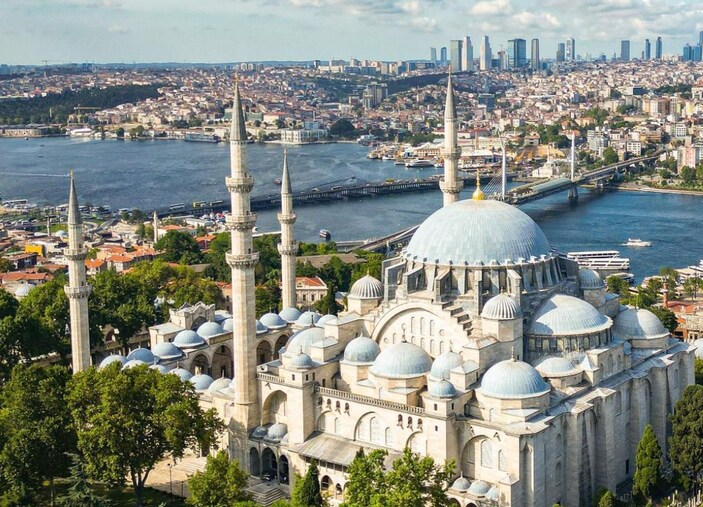 Fra Istanbul e Atene inseguendo storia e contemporaneità Fra Istanbul e Atene inseguendo storia e contemporaneità