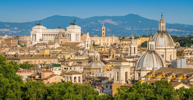 Roma, una veduta della Capitale. Le terrazze romane di hotel di recente inaugurazione sono luoghi di ritrovo. (Adobe Stock)