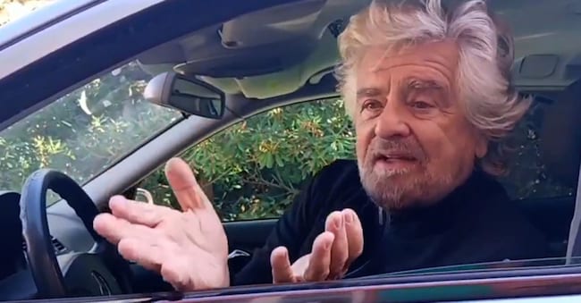 Beppe Grillo durante il suo messaggio sul M5S, trasmesso a bordo di un carro funebre