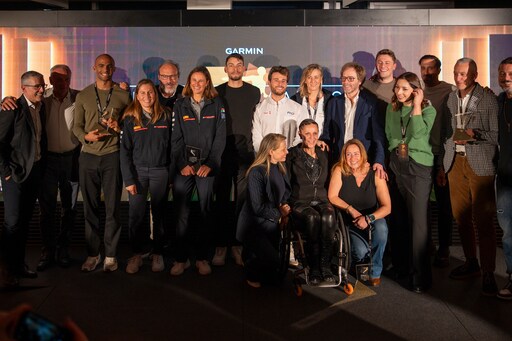 Foto di gruppo con i protagonisti dei Garmin Beat Yesterday Awards. Davanti, da sinistra, Federica Picchi, Daila Dameno e Francesca Gasperi. Dietro, da sinistra, Andrea Berton, Lino Zani, Diego Pettorossi, Maria Vittoria Marchesini, Guido Meda, Giovanna Micol, Gabriel Soares, Ruggero Tita, Caterina Banti, Stefano Viganò (ad di Garmin Italia), Nicolò Martinenghi, Mara Navarria, Davide Camicioli, Roberto Ragazzi e Claudio Pelizzeni.