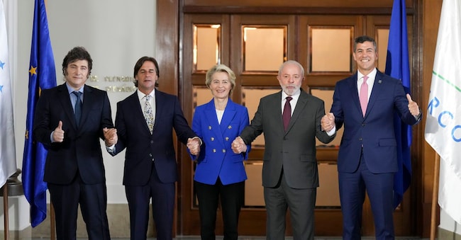 Da sinistra, il presidente dell’Argentina Javier Milei, quello dell’Uruguay Luis Lacalle Pou, la presidente della Commissione europea Ursula von der Leyen, il presidente brasiliano Luiz Inacio Lula da Silva e quello del Paraguay, Santiago Pena