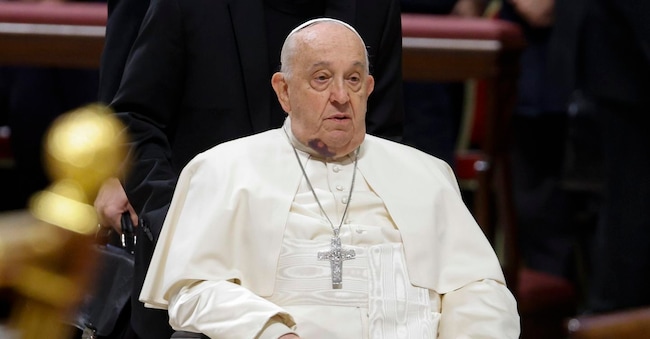 Papa Francesco durante la cerimonia per il concistoro nella basilica di San Pietro. Visibile l’ematoma sotto il mento per una contusione, 7 dicembre 2024. ANSA/FABIO FRUSTACI