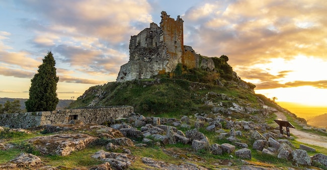 Il Castillo de Trevejo, nella Sierra de Gata, è uno dei 90 castelli della regione di Cáceres. Sorge sui resti di una fortezza moresca del XII secolo
