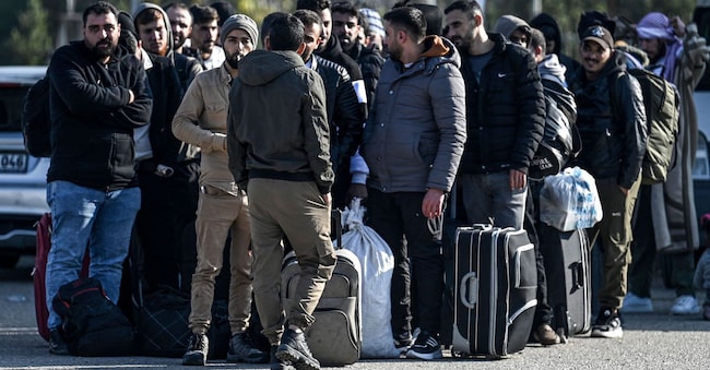 Rifugiati siriani in coda al valicio di Cilvegozu per rientrare in Siria