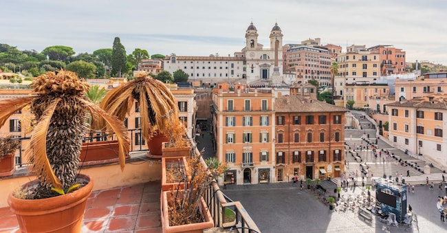 La vista dall’attico su Piazza di Spagna, a Roma