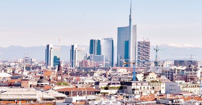 Lo scenario politico ed economico globale è troppo complesso perché le aziende possano affrontarlo da sole, senza strumenti straordinari a supporto della ripresa (foto, lo skyline di Milano). (Adobe Stock)