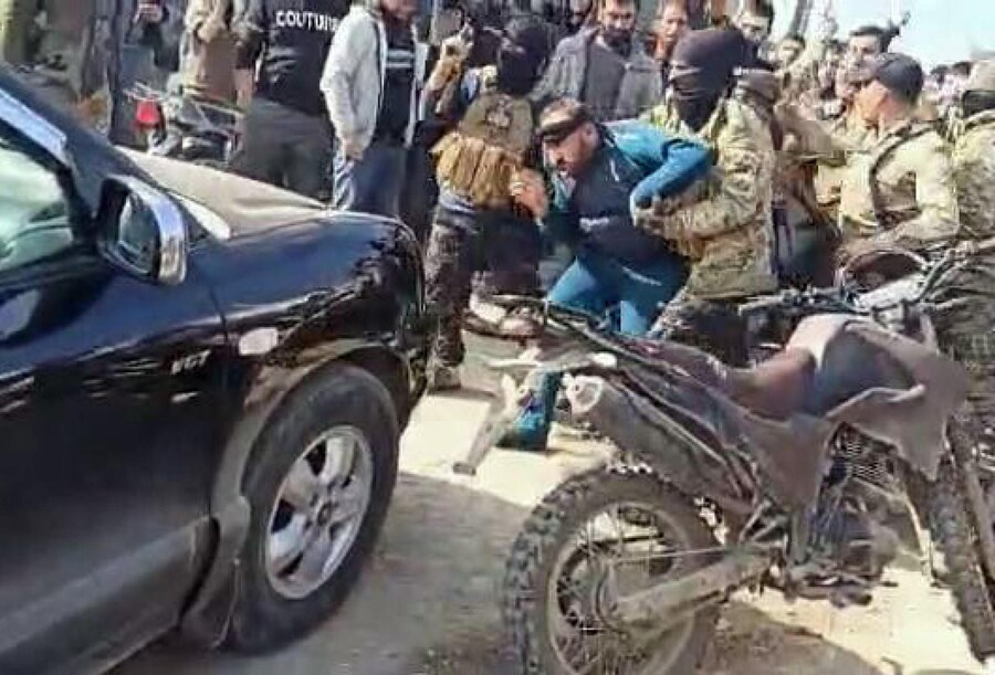 Fermo immagine di uno dei video shock provenienti da varie città siriane che mostrano esecuzioni sommarie condotte da non meglio precisati uomini armati contro presunti autori di massacri di civili compiuti per conto del deposto regime di Bashar al Assad, 10 dicembre 2024. I video sono stati girati oggi a Idlib, nella zona di Hama e in quella di Damasco. Mostrano fucilazioni di uomini in ginocchio, spari alla tempia, raffiche di mitra contro corpi a terra. Un filmato mostra i corpi di tre uomini senza vita trascinati da un'auto per le strade di Idlib mentre la folla inferocita prende a calci i corpi straziati. ANSA (ANSA)