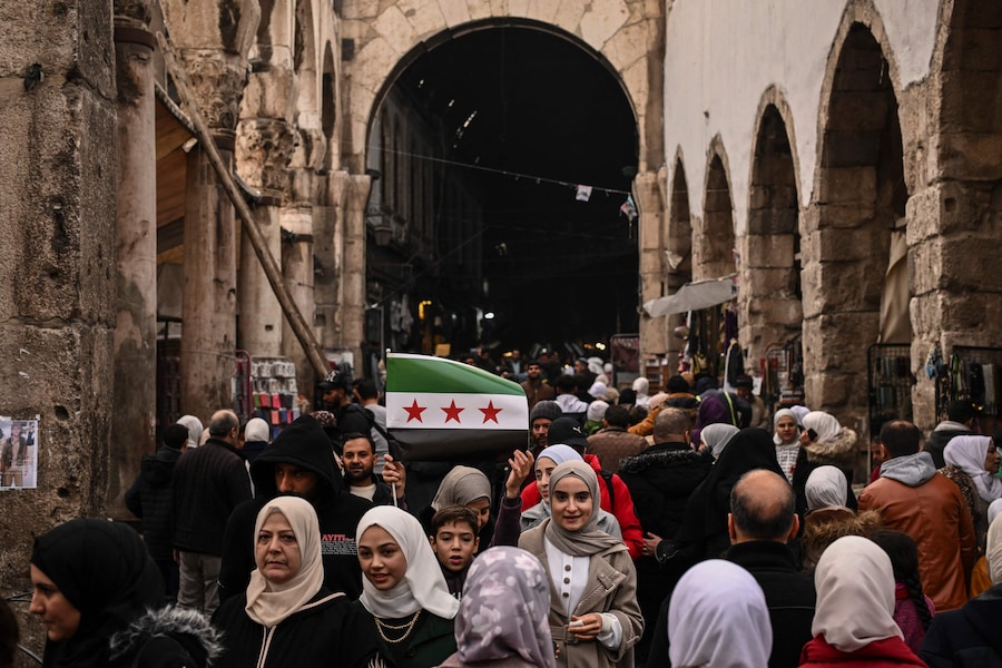 La gente cammina al mercato Hamidiyeh nella città vecchia di Damasco l’11 dicembre 2024. I ribelli guidati dagli islamici hanno preso Damasco con un’offensiva lampo l’8 dicembre, spodestando il presidente Bashar al-Assad e ponendo fine a cinque decenni di dominio Baath in Siria. Photo by Aris MESSINIS / AFP (AFP)