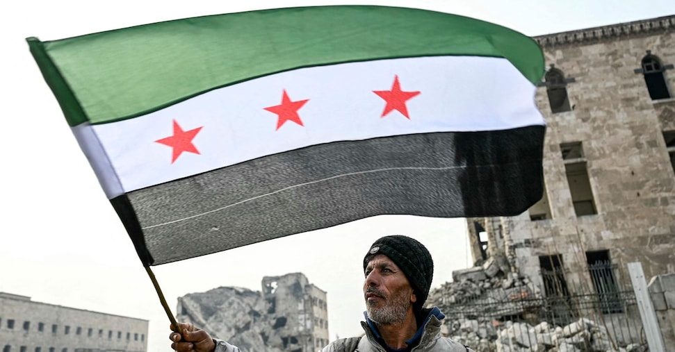 La nuova Siria cambia bandiera: che cosa rappresenta quella a tre stelle scelta dai ribelli La nuova Siria cambia bandiera: che cosa rappresenta quella a tre stelle scelta dai ribelli