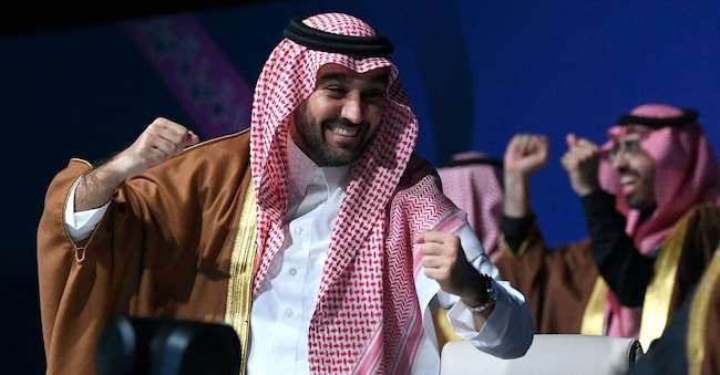Il ministro dello sport saudita Abdulaziz bin Turki al-Faisal al-Saud festeggia dopo la designazione ufficiale dell’Arabia Sudita come Paese ospitante i mondiali di calcio 2034. (Photo by AFP)
